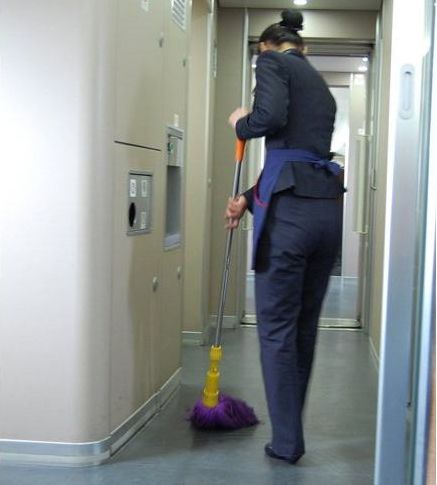 高铁保洁员确诊引关注，多地联动追踪，筑牢防疫屏障